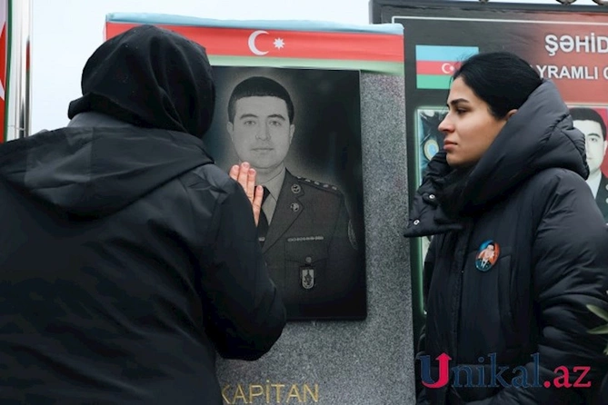 Yaxınları Qaraheybət şəhidlərini ziyarət edir — FOTOLAR Yaxınları Qaraheybət şəhidlərini ziyarət edir — FOTOLAR