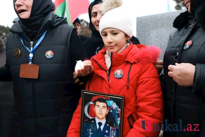 Yaxınları Qaraheybət şəhidlərini ziyarət edir — FOTOLAR Yaxınları Qaraheybət şəhidlərini ziyarət edir — FOTOLAR