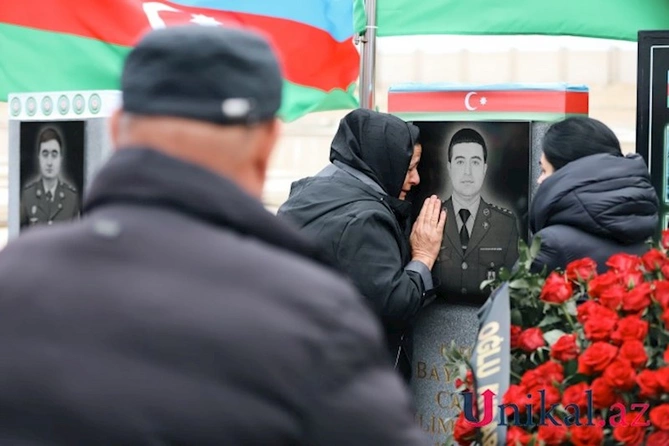 Yaxınları Qaraheybət şəhidlərini ziyarət edir — FOTOLAR Yaxınları Qaraheybət şəhidlərini ziyarət edir — FOTOLAR
