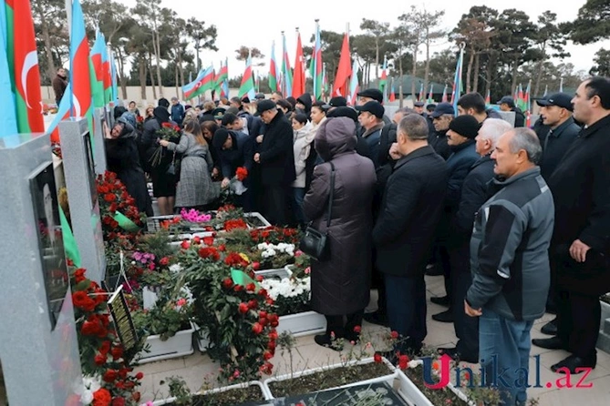 Yaxınları Qaraheybət şəhidlərini ziyarət edir — FOTOLAR Yaxınları Qaraheybət şəhidlərini ziyarət edir — FOTOLAR