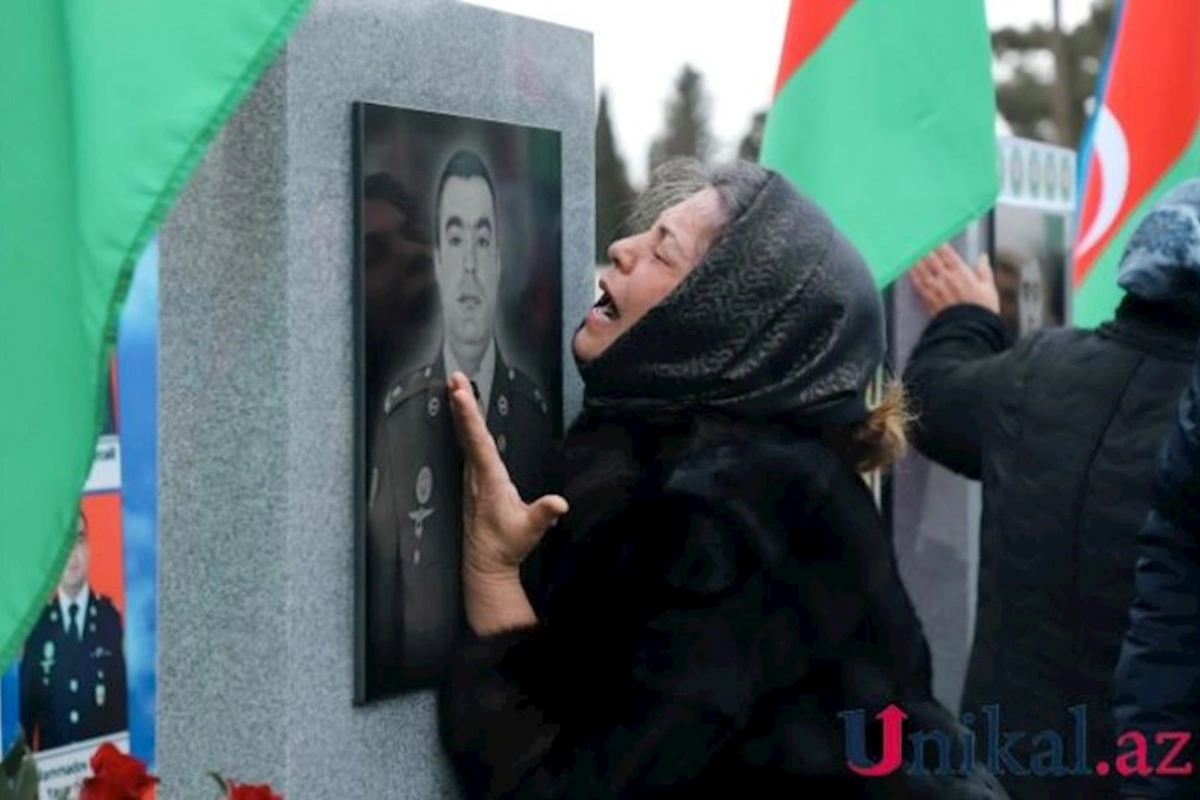 Yaxınları Qaraheybət şəhidlərini ziyarət edir — FOTOLAR