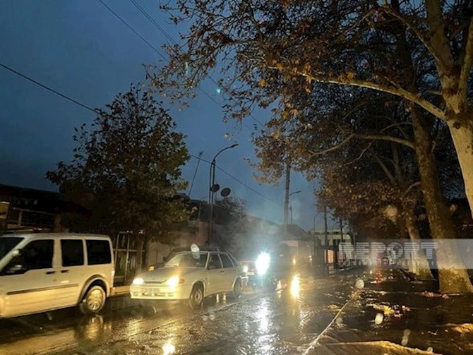 Gəncədə avtomobil yollarını su basıb, nəqliyyatın hərəkəti çətinləşib — FOTO
