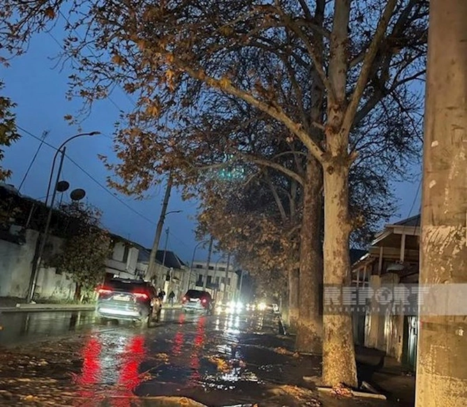 Gəncədə avtomobil yollarını su basıb, nəqliyyatın hərəkəti çətinləşib — FOTO