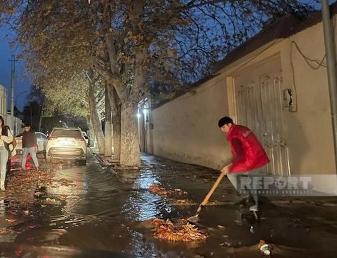 Gəncədə avtomobil yollarını su basıb, nəqliyyatın hərəkəti çətinləşib — FOTO