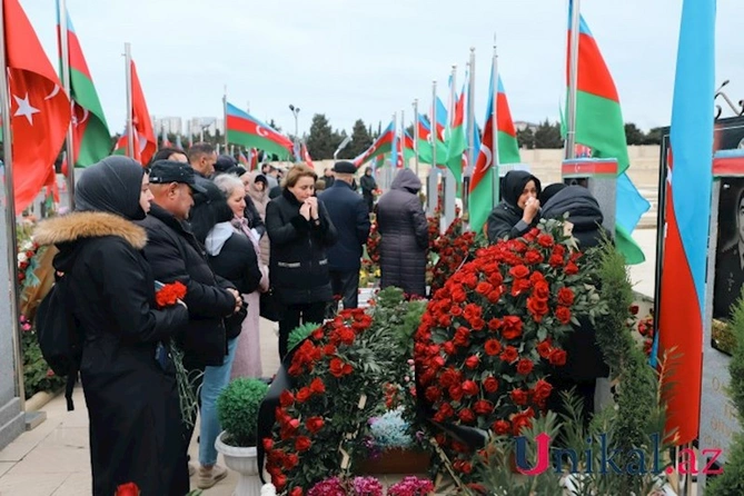Yaxınları Qaraheybət şəhidlərini ziyarət edir — FOTOLAR Yaxınları Qaraheybət şəhidlərini ziyarət edir — FOTOLAR