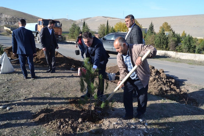 Füzulidə Zəfər Günü münasibətilə ağacəkmə aksiyası keçirilib — FOTOLAR Füzulidə Zəfər Günü münasibətilə ağacəkmə aksiyası keçirilib — FOTOLAR