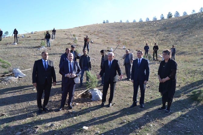 Füzulidə Zəfər Günü münasibətilə ağacəkmə aksiyası keçirilib — FOTOLAR Füzulidə Zəfər Günü münasibətilə ağacəkmə aksiyası keçirilib — FOTOLAR