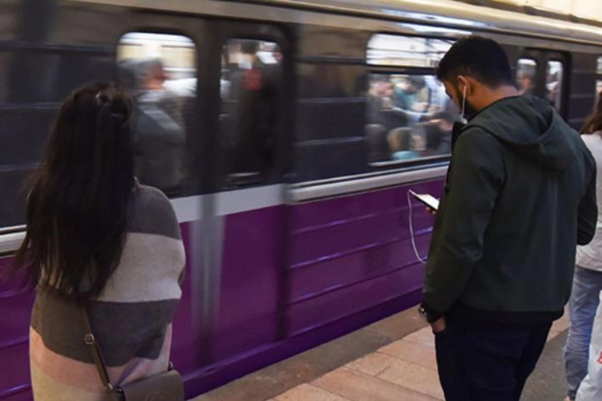 Metroda gənc qıza qarşı əxlaqsızlıq edib yumruqla vurdu