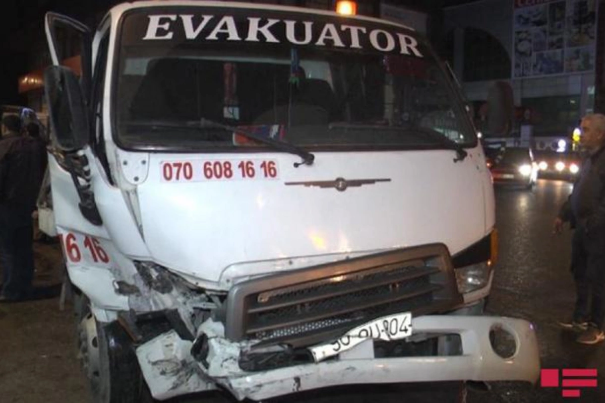 Bakıda evakuator daşıdığı yük avtomobilini piyadanın üzərinə aşırdı — FOTO/VİDEO