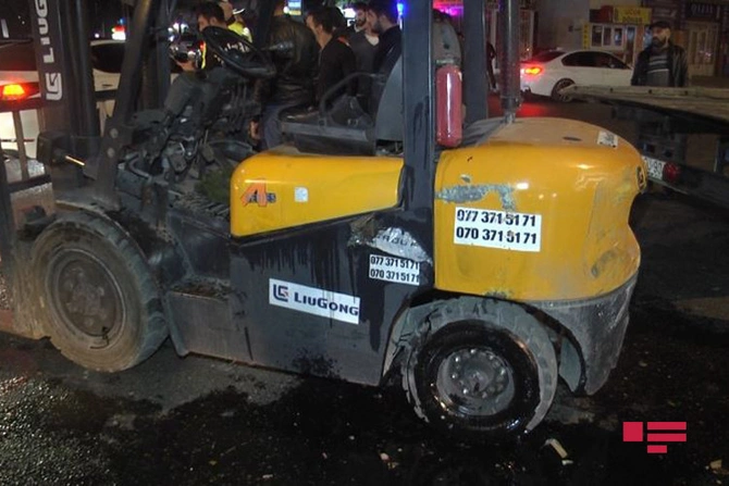 Bakıda evakuator daşıdığı yük avtomobilini piyadanın üzərinə aşırdı — FOTO/VİDEO Bakıda evakuator daşıdığı yük avtomobilini piyadanın üzərinə aşırdı — FOTO/VİDEO