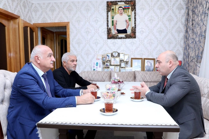 Birliyin rəhbər şəxsləri şəhid ailələrini ziyarət ediblər — FOTOLAR