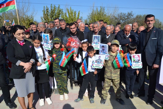 Füzulidə şəhidlərin xatirəsinə ucaldılmış abidənin açılışı oldu — FOTOLAR Füzulidə şəhidlərin xatirəsinə ucaldılmış abidənin açılışı oldu — FOTOLAR