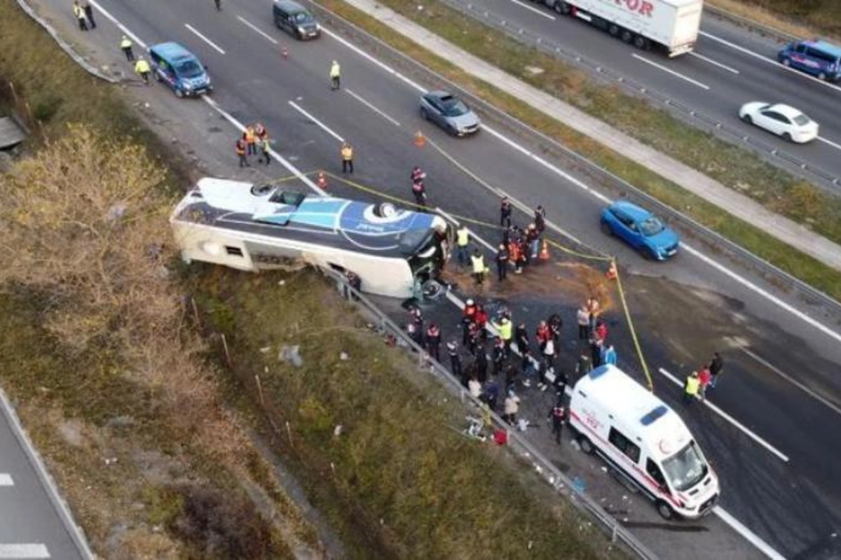 Türkiyədə sərnişin avtobusu aşdı: 3 ölü, 32 yaralı — VİDEO