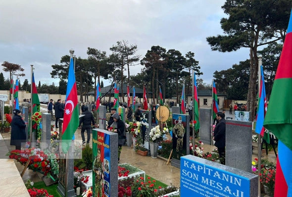 Zəfər Günündə İkinci Şəhidlər xiyabanına insan axını başlayıb — FOTOLAR Zəfər Günündə İkinci Şəhidlər xiyabanına insan axını başlayıb — FOTOLAR