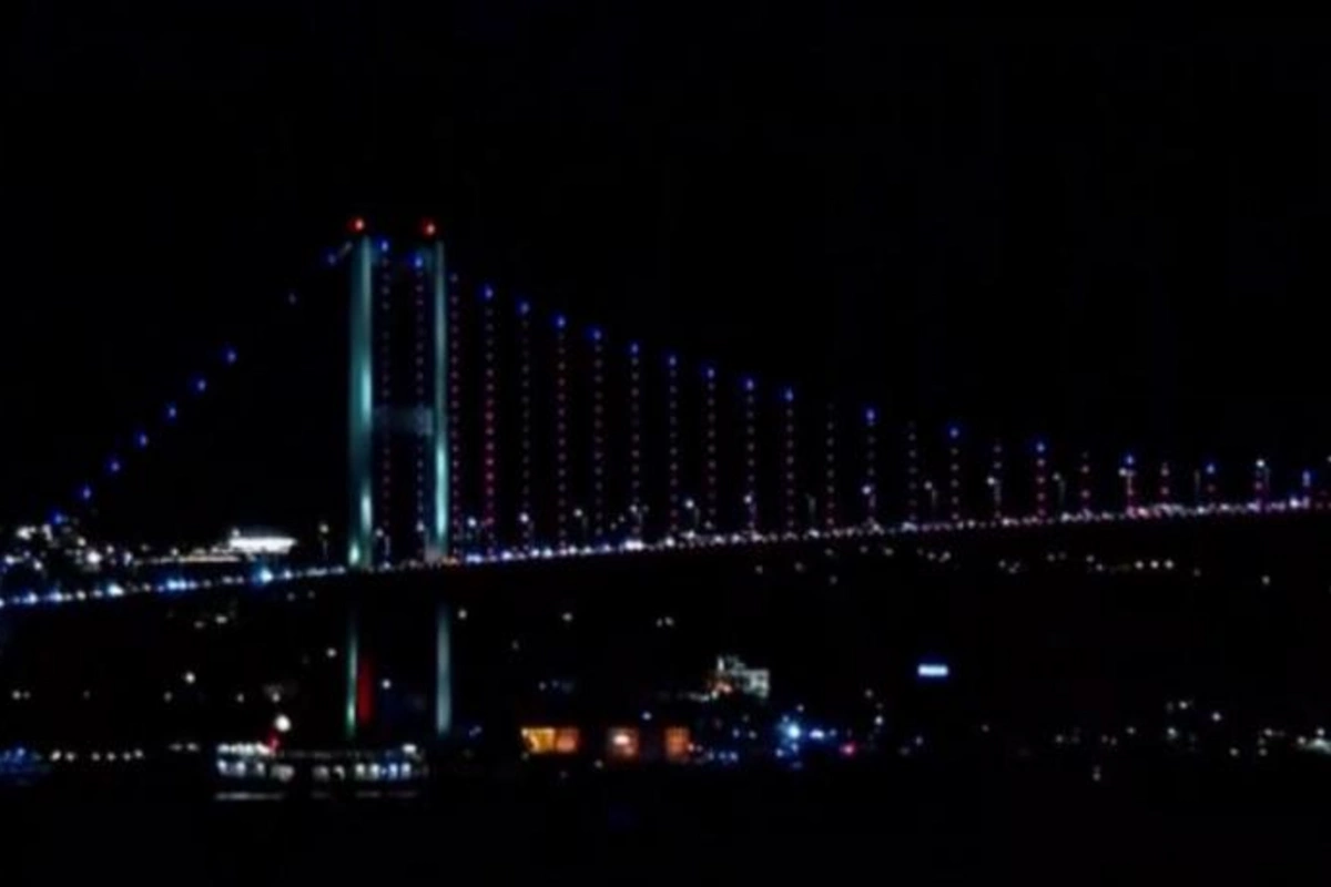 İstanbulda Şəhidlər körpüsü Azərbaycan bayrağının rəngləri ilə işıqlandırılıb