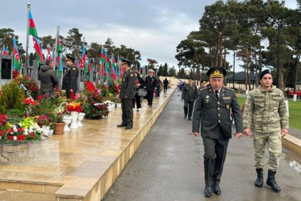 Müdafiə Nazirliyinin zabit heyəti Zəfər Günü ilə bağlı İkinci Şəhidlər xiyabanını ziyarət edib
