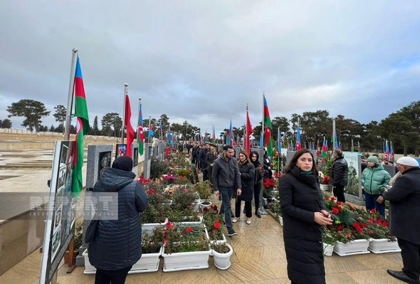 Zəfər Günündə İkinci Şəhidlər xiyabanına insan axını başlayıb — FOTOLAR Zəfər Günündə İkinci Şəhidlər xiyabanına insan axını başlayıb — FOTOLAR