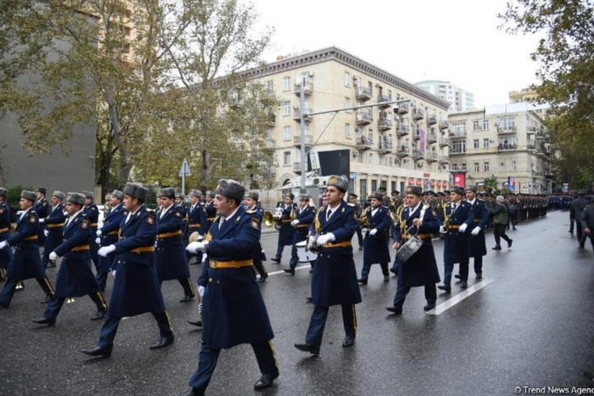 Zəfər Günündə hərbi orkestrin müşayiəti ilə yürüş keçirilir — FOTOLAR
