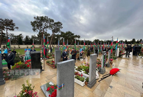 Zəfər Günündə İkinci Şəhidlər xiyabanına insan axını başlayıb — FOTOLAR Zəfər Günündə İkinci Şəhidlər xiyabanına insan axını başlayıb — FOTOLAR
