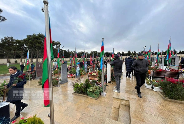 Zəfər Günündə İkinci Şəhidlər xiyabanına insan axını başlayıb — FOTOLAR Zəfər Günündə İkinci Şəhidlər xiyabanına insan axını başlayıb — FOTOLAR