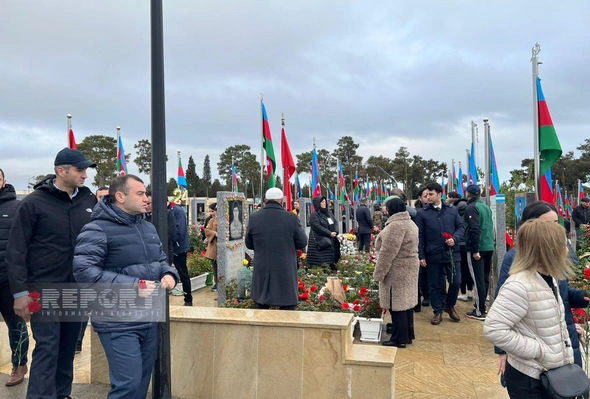 Zəfər Günündə İkinci Şəhidlər xiyabanına insan axını başlayıb — FOTOLAR Zəfər Günündə İkinci Şəhidlər xiyabanına insan axını başlayıb — FOTOLAR