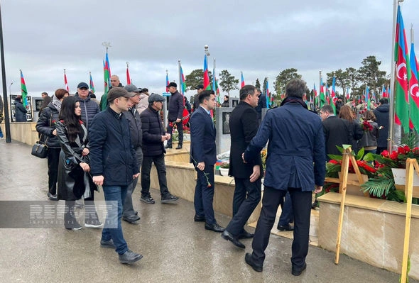 Zəfər Günündə İkinci Şəhidlər xiyabanına insan axını başlayıb — FOTOLAR Zəfər Günündə İkinci Şəhidlər xiyabanına insan axını başlayıb — FOTOLAR