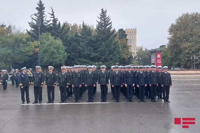 Zəfər Günündə hərbi orkestrin müşayiəti ilə yürüş keçirilir — FOTOLAR