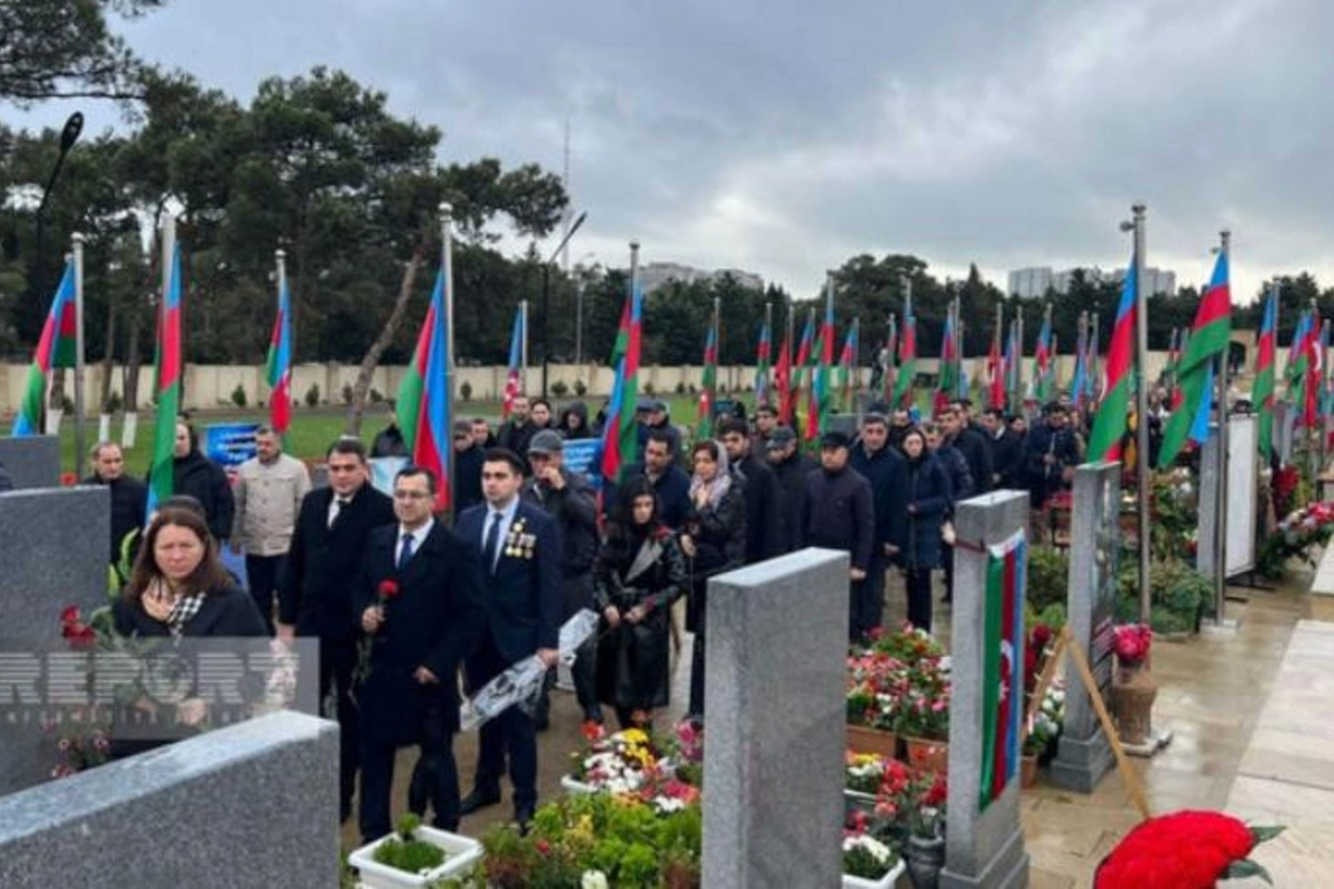 Zəfər Günündə İkinci Şəhidlər xiyabanına insan axını başlayıb — FOTOLAR