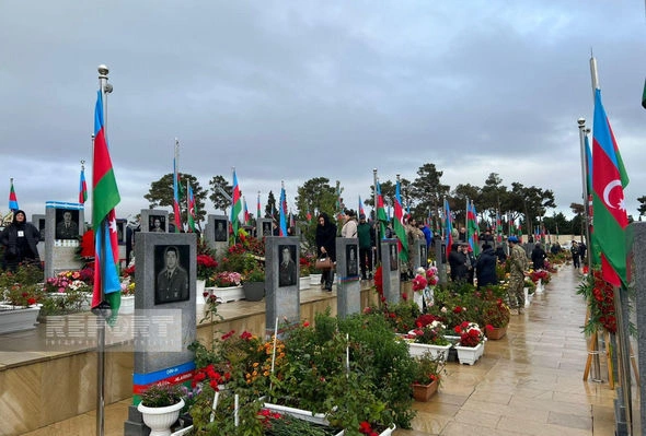 Zəfər Günündə İkinci Şəhidlər xiyabanına insan axını başlayıb — FOTOLAR Zəfər Günündə İkinci Şəhidlər xiyabanına insan axını başlayıb — FOTOLAR