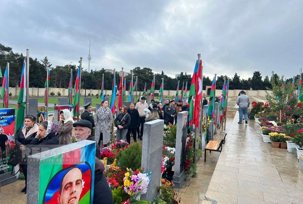 Zəfər Günündə İkinci Şəhidlər xiyabanına insan axını başlayıb — FOTOLAR Zəfər Günündə İkinci Şəhidlər xiyabanına insan axını başlayıb — FOTOLAR
