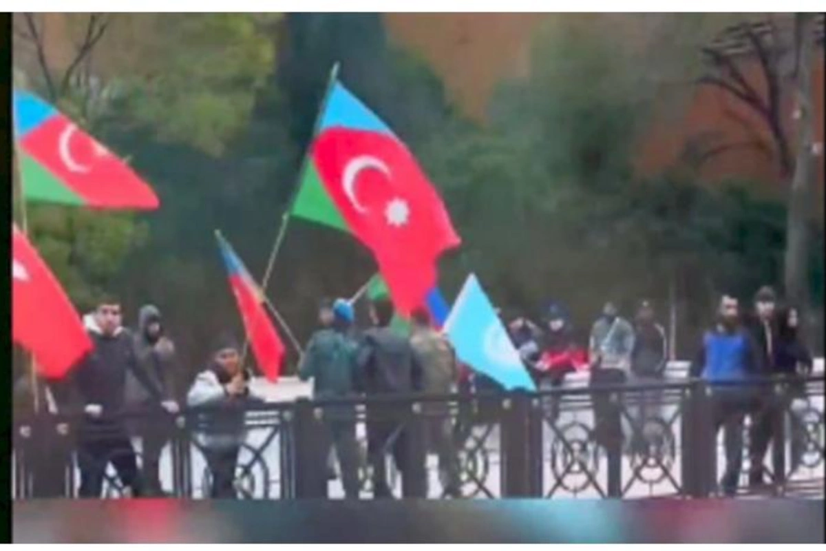Güney Azərbaycanın bayrağı Bakı küçələrində — VİDEO