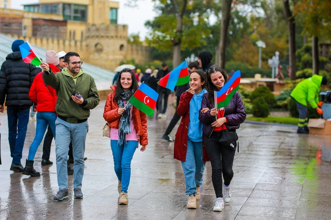 Zəfər və Bayraq günləri münasibətilə paytaxt sakinlərinə bayraqlar paylanıldı — FOTOLAR Zəfər və Bayraq günləri münasibətilə paytaxt sakinlərinə bayraqlar paylanıldı — FOTOLAR