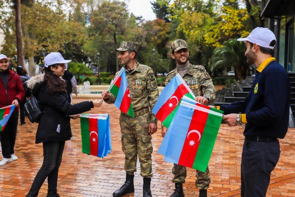 Zəfər və Bayraq günləri münasibətilə paytaxt sakinlərinə bayraqlar paylanıldı — FOTOLAR