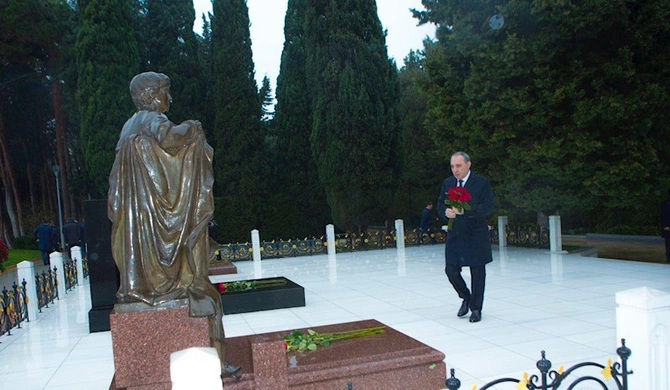 Heydər Əliyevin xatirəsi anıldı — FOTOLAR