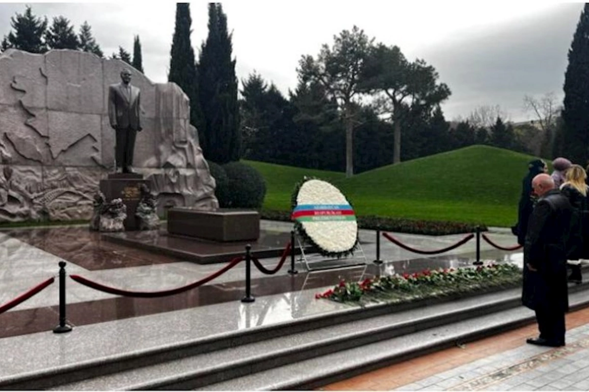 Əli İnsanov Fəxri Xiyabanda Heydər Əliyevin məzarını ziyarət edib — Vəfa borcumu verdim (FOTO)