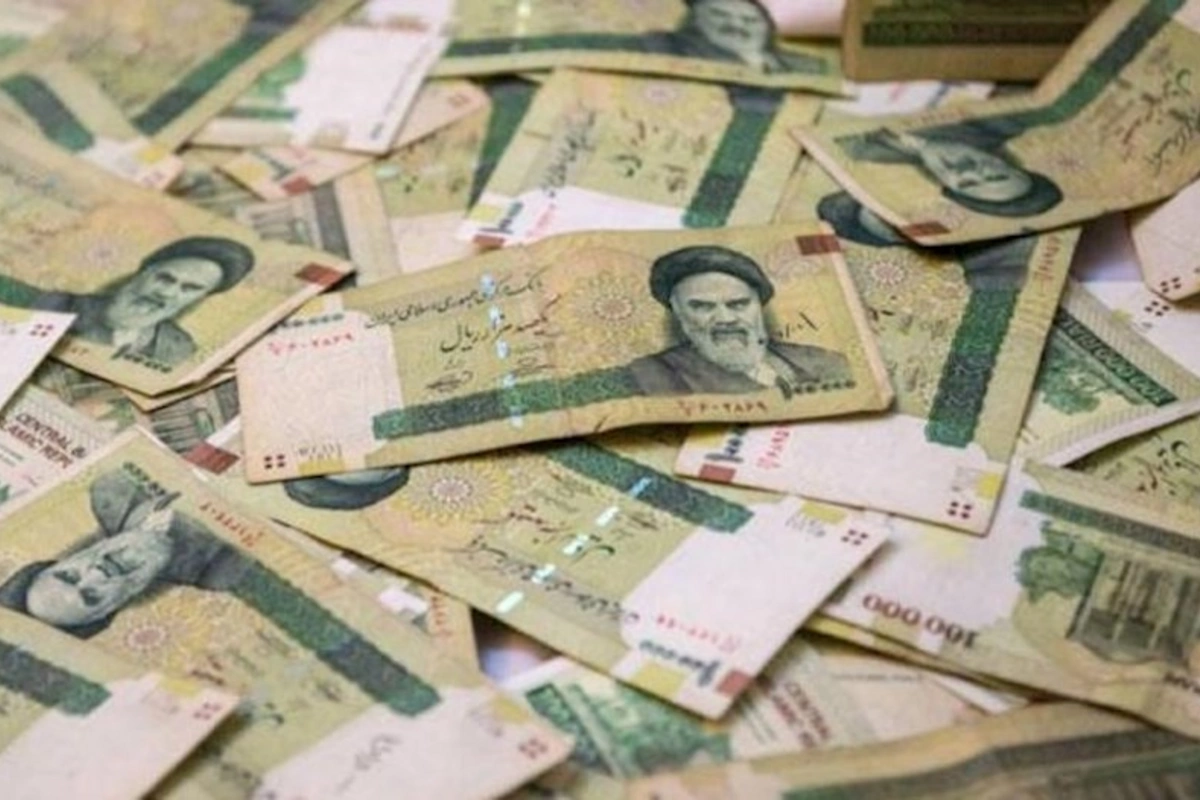 İran tüməni dollar qarşısında rekord həddə dəyər itirib
