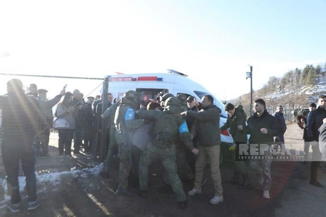 Rus sülhməramlıları mülki azərbaycanlıların üstünə silah çəkdi — FOTO