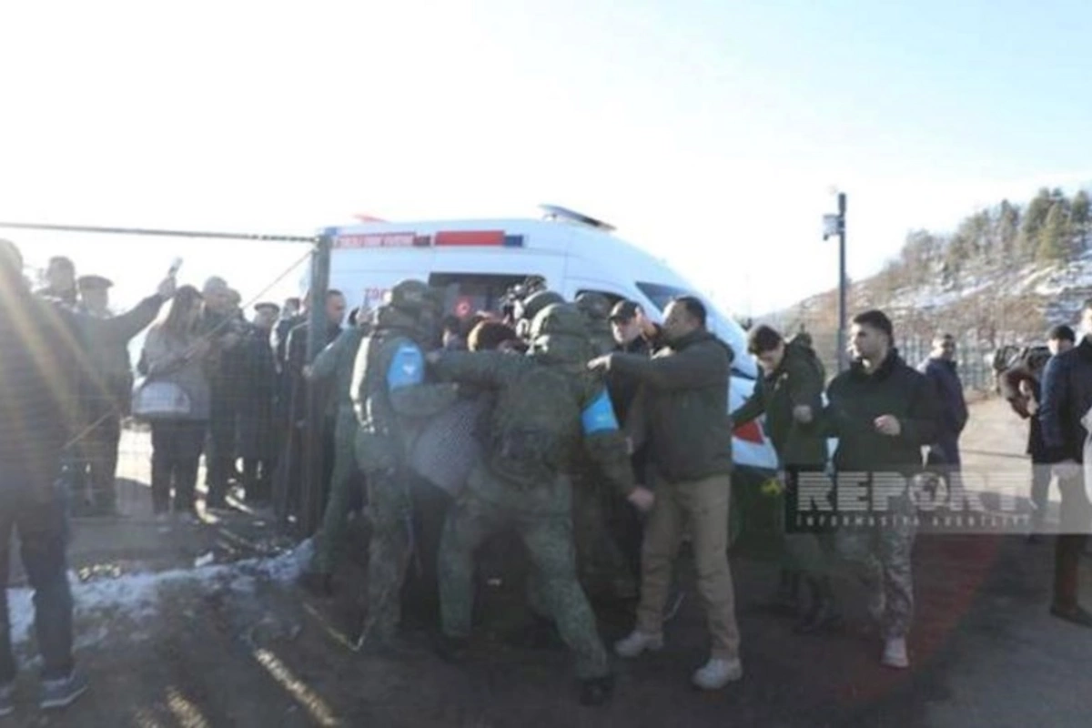 Rus sülhməramlıları mülki azərbaycanlıların üstünə silah çəkdi — FOTO
