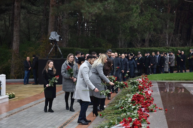 Medianın İnkişafı Agentliyinin nümayəndələri Ümummilli Lider Heydər Əliyevin məzarını ziyarət ediblər — FOTO