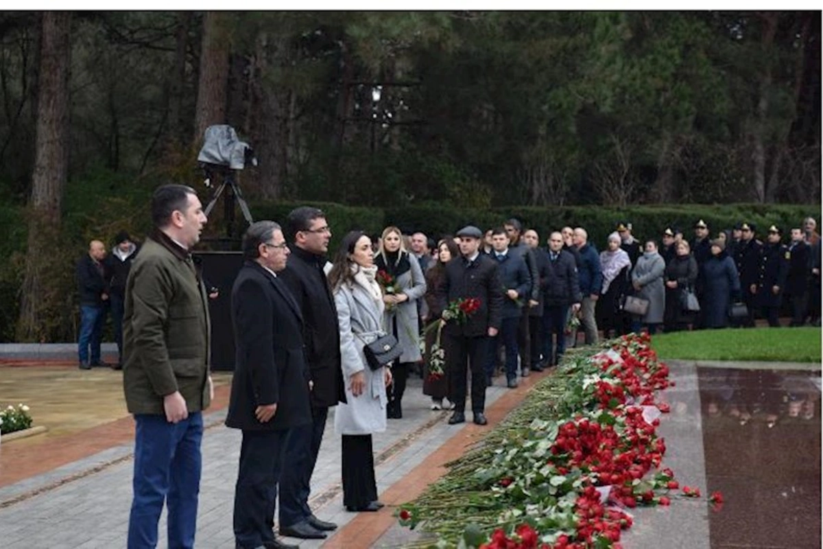 Medianın İnkişafı Agentliyinin nümayəndələri Ümummilli Lider Heydər Əliyevin məzarını ziyarət ediblər — FOTO