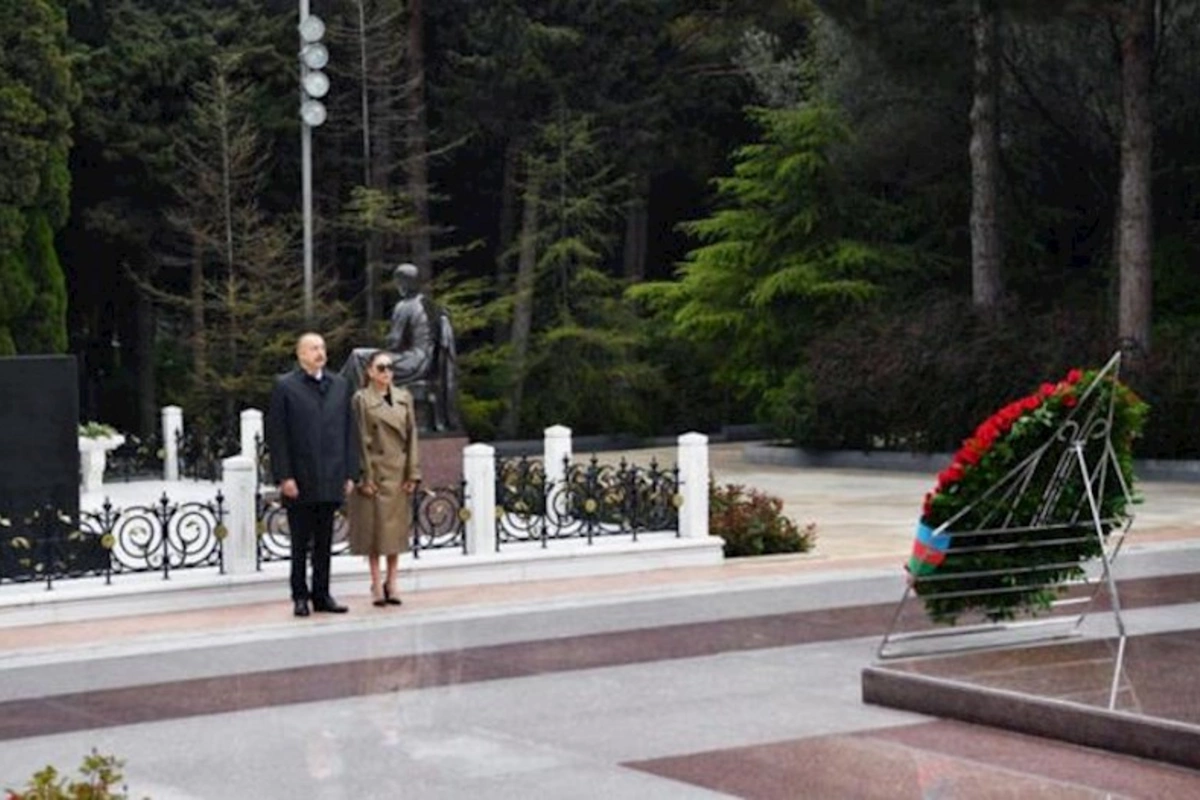 İlham Əliyev və Mehriban Əliyeva Ümummilli Lider Heydər Əliyevin məzarını ziyarət ediblər