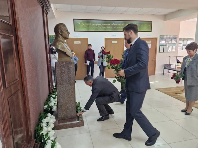 Ümummilli lider Heydər Əliyevin xatirəsi Həştərxan şəhərində yad edilib — FOTO Ümummilli lider Heydər Əliyevin xatirəsi Həştərxan şəhərində yad edilib — FOTO