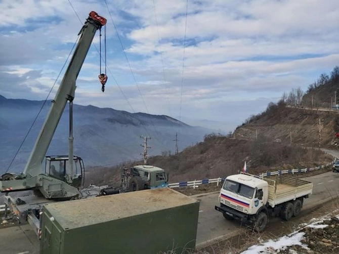 Rusiya sülhməramlıları Xankəndi yoluna konteynerlər yerləşdirdilər — FOTO