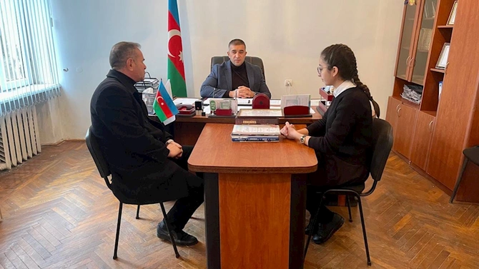 Salyan rayon Gənclər və İdman İdarəsinin rəisi qalib gənclə görüşdü — FOTO Salyan rayon Gənclər və İdman İdarəsinin rəisi qalib gənclə görüşdü — FOTO