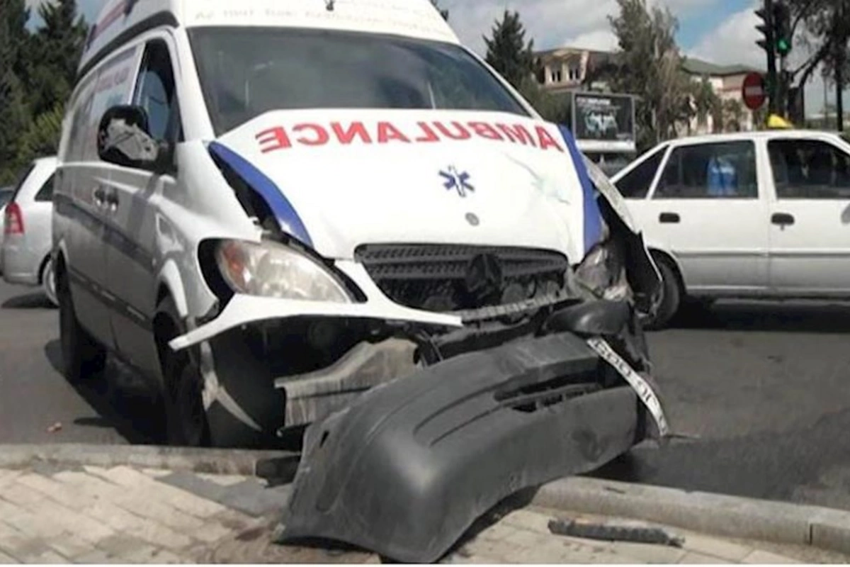Təcili yardımın sərxoş sürücüsü qəza törətdi — Ölən var (FOTO)
