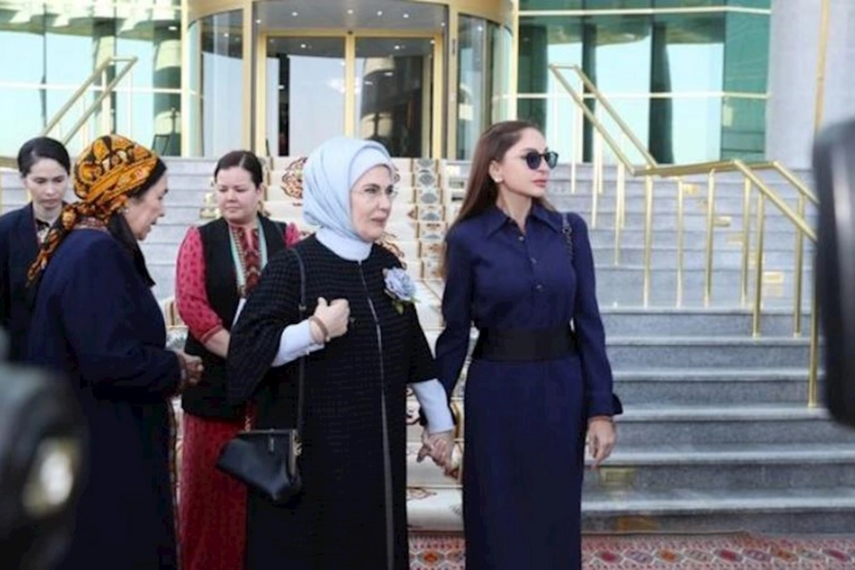Mehriban Əliyeva Türkmənbaşı şəhərində təsviri və dekorativ sənət əsərlərindən ibarət sərgilərlə tanış olub