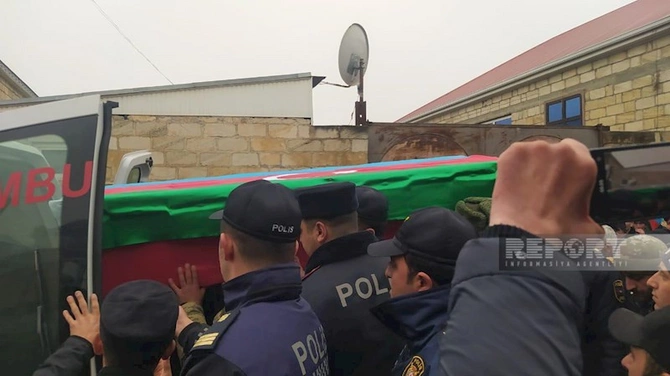 Kəlbəcərdə minaya düşərək şəhid olan hərbçimiz dəfn edilib — YENİLƏNİB (FOTO/VİDEO) Kəlbəcərdə minaya düşərək şəhid olan hərbçimiz dəfn edilib — YENİLƏNİB (FOTO/VİDEO)