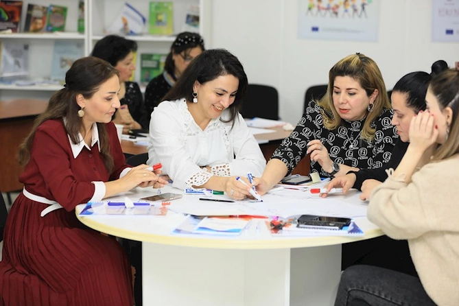 “Genderyönümlü pedaqogika” üzrə təlimləndirilən 400-ə yaxın müəllim təhsil sistemində gender bərabərliyini təşviq edəcək