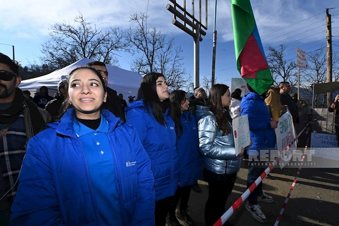 Xankəndi yolunda aksiyaçılar “Mina terroruna son!” şüarını səsləndiriblər — CANLI YAYIM (YENİLƏNİB)