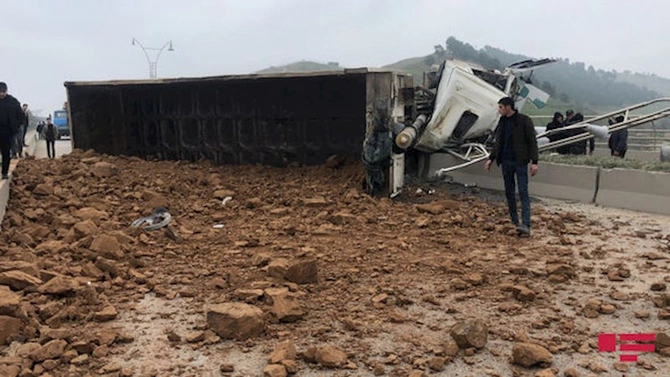 Bakı-Quba yolunda yük maşını aşdı: Xəsarət alanlar var — FOTO Bakı-Quba yolunda yük maşını aşdı: Xəsarət alanlar var — FOTO